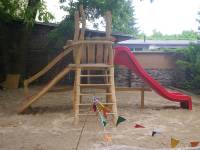 Spielplatz für Kindergarten, Kinderladen aus heimischen Hölzern